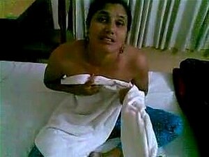 Nygift Par På Hotellsäng Av Desixnxx.in