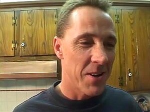 Follada En La Cocina, La Chica Lujuriosa De Cabello Dorado Es Una Amante Del Anal. La Puta Se Mete Una Gran Polla En El Agujero Mientras Esa Chica Está Doblada En La Cocina Para Su Chico