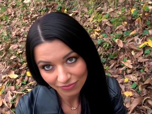 Erlebe Das Wilde Vergnügen Mit Einer Verführerischen Schönheit, Die Nach Aufregung Lechzt. Schau Zu, Wie Sie Ihre Lust Mit Einem öffentlichen Agenten Stillt. Dieses Abenteuer Darfst Du Nicht Verpassen.