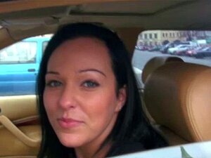 Gezogene Taxifahrer-Babe Bot Bargeld An. Gezogene Taxifahrerin-Babe Bot Geld An, Um Vielleicht Ein Bisschen Haut Zu Zeigen