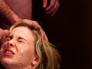 Gata Picante Recebe Uma Carga De Esperma No Rosto Enquanto Engole Todo O Creme. Boneca Impecável Chupa O Pênis Antes De Várias Cargas De Esperma, Ficando Com O Rosto Coberto De Jism Pegajoso