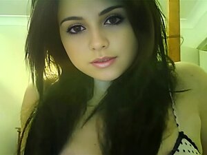 Upoznajte Hipnotišuću Moć Privlačnosti Mlade, Senzualne Zavodnice Dok Se Zadovoljava I Mami Pred Web Kamerom. Istražite Njene Najmračnije želje U Očaravajućem Solo Nastupu Koji će Vas Ostaviti Bez Daha I željnim Još. Ne Propustite Ovu Vrelu Brinetu!