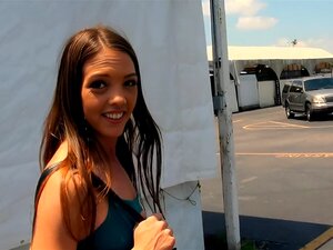 Лепота је заведена на улици, а затим јебена код куће