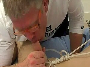 Nagie Facety Zaczynamy Od Faceta Związanego I Z Jego Ciasnym, Małym