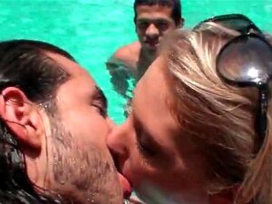 Plezier In Het Zwembad Op Zomermiddag. Plezier In Het Zwembad Op De Zomermiddag Met Sexy Meiden In Bikini