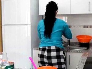 Tiimityötä Hän Keittiössä Ja Hän Nussii Häntä