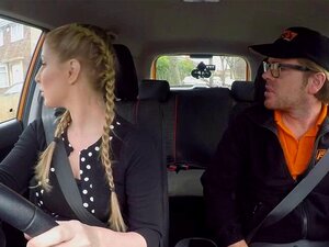 Grote Kont Rijdende Student Neukt In De Auto. Blonde Rijdende Student Met Staartjes Trekt Zich Uit En Onthult Haar Grote Kont En Grote Tieten, Zuigt En Neukt Vervolgens De Grote Lul Van De Instructeur In De Auto Op Een Stille Openbare Plek