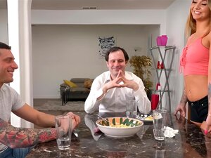 Laissez-vous Emporter Dans Un Fantasme Ultime Alors Que La Bombe Blonde Mia Kay Domine Et Humilie Son Partenaire Soumis, Le Laissant En Vouloir Davantage. Succombez Aux Plaisirs Tranchés Et Cocufiez.