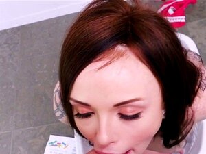 Alternativ Babe Betalar Elektriker Med Avsugning Och Knullar. Alt Spinner Babe Chloe Carter I Underkläder Onanerar På Tvättmaskin Medan Elektriker Spionerar På Henne Sedan Betalar Hon Honom En Räkning Med Gåsblowjob Och Knullar POV