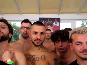 Rocco Siffredis Crazy 69 Dicks GangBang Challenge. Rocco Siffredis Crazy 69 Dicks GangBang Challenge! Tvillingbrudarna Malena Smeraldi Och Martina Smeraldi Blir Hårt Knullade I Alla Sina Hål Och Helt Genomblöta Av Sperma Från Alla Dessa Män!