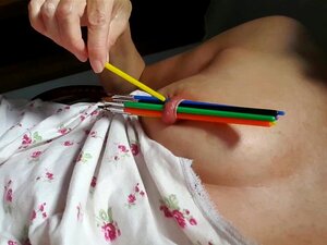 Tepelinglover Steekt Borstels In Uitgerekte Tepelpiercings - Gepiercete Bazookas Grootste Spenen - Deel Twee