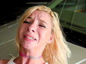 Blonde Süße Rammt Durch Das Autofenster