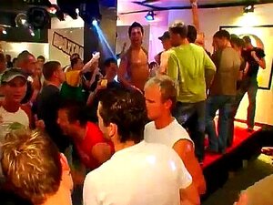 Heißes Schwules Sexparty-Video Für Jungen. Es Scheint, Als Ob Die Hengste Nichts Dagegen Haben