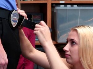 Snattare Sierra Nicole Blir Knullad Framför Styvmamma. Snattaren Sierra Nicole är På Kontoret Med Sin Styvmamma Efter Några Minuters Prat Med Varandra Sierra Går Med På Killarnas Sexerbjudande Inte Länge Nog Sierra Suger Killars Kuk Och Får Sedan Sin Fitt