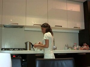 Katso Nämä Videot, Joissa Kaunis Brunette Tyttö Ratsastaa U