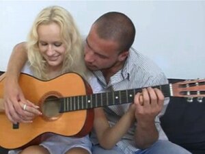 Poikaystävän Velipuoli Nuolee Hänen Mehukasta Pilluaan Ja Sitten Panee