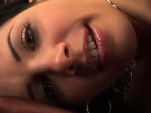 Ervaar De Brandende Passie Tussen Rebeca Linares En Een Verleidelijke Meid. Hun Explosieve Ontmoeting Laat Je Smeken Om Meer. Maak Je Klaar Voor Een Stomende Avontuur Dat Je Verlangens Zal Aanwakkeren!