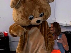 Aanschouw Een Onweerstaanbaar Meisje Dat Haar Dorst Naar Genot Loslaat In Deze Adembenemende Video. Geniet Van De Opwinding Van Een Stomende Ontmoeting In De Buitenlucht Die Jou Naar Adem Doet Snakken.