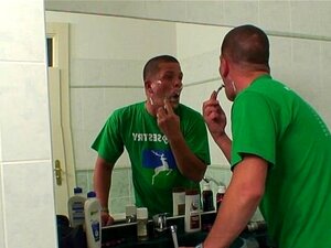 Isorintainen äitipuoli Auttaa Häntä Laukeamaan