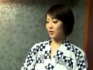 Japans AV-Model Wrijft Lul Door Muur