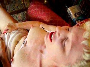 Мама треба пиће и трљање пичке