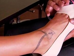Llave De Los Pies, El Camino Al Corazón De Riley Reece Lleva A Través De Sus Pies Sensibles. Tal Vez Eso Es Lo Que Representa El Tatuaje En Su Tobillo... Una Cerradura Con Forma De Corazón Cerrada. A Anthony No Le Importa Esto... Tiene Un Tiempo Placenter