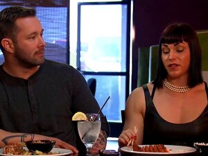 Несташни пар у тројци са секси рибом. Несташни аматерски пар у врућем тројцу са секси рибом у спаваћој соби у Плејбој вили