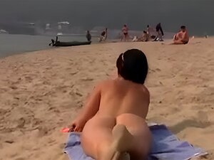 Upplev Den Syndiga Spänningen När En Oskuldsfull Skönhet Utforskar Den Vilda Sidan Av Stranden! Se Henne Vågat Leka Naket Och överlämna Sig åt Sin Naturliga Skönhet. Riktiga Amatörer Visar Upp Sin Oemotståndliga Skönhet!