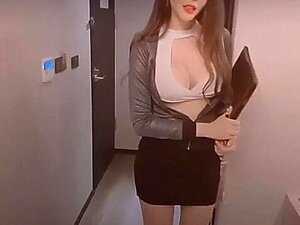 Vakre Asiatiske Cutie Med Perfekt Kropp Har Lidenskapelig Sex Med Sin Kollega. Beste Asiatiske Cutie Jeg Noen Gang Har Sett! Hun Viser Frem Sin Vakre Kropp Og Sprer Sine Lange Ben For Sin Kollega