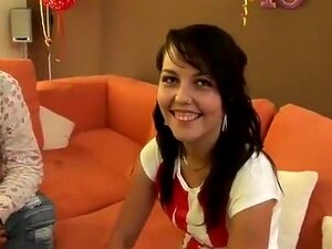 Бринета слаткица ужива у оралном сексу,