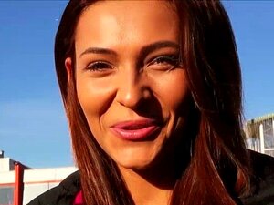 Dwóch Szczęściarzy Zauważa Trzy Piękne Kobiety Wzdłuż Ich W