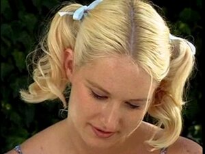 Schattige Blonde In Witte Kousen Met Anaal