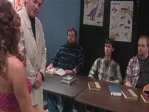 Frische, Sexy Brünette Lutscht Den Schwanz Ihres Lehrers, Wird Vor Ihrer Klasse Gefickt