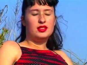 Естер ужива у дивљењу на отвореном. Длакава пичка зрела Дијана пуши курац напољу и добија пенетрацију заузврат