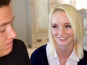 Tief In Dreckige Muschi Bohren. Mächtiger Typ Bohrt Gerne Tief In Nasse, Dreckige Fotze