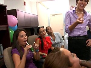 Opwindende Pikzuigpartij. Geile Stripper Krijgt Zijn Pik Gezogen Door Verschillende Babes