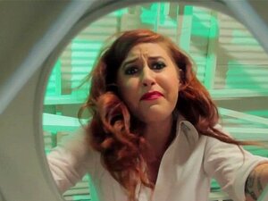 Црвенокоса господарица задиркује суба капима пишања