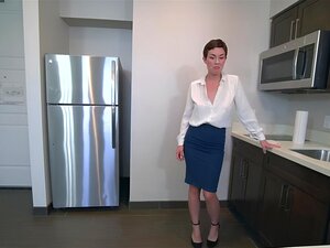 Wanneer Stiefzoon Tony Openstelt Over Zijn Onzekerheden Bekent Hij Aan Zijn Stiefmoeder Olive Glass Dat Hij Zich Zorgen Maakt Over Het Feit Dat Hij Onervaren Is In De Datingscene Olive Biedt Onmiddellijk Haar Talenten Aan Om Tony Precies Te Laten Zien Wat