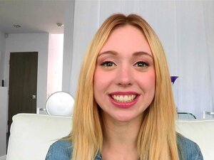 As Gostosas Adoram Paus Enormes - A Loira Quente Adora Um Pau Grande