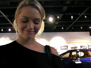 Schönheit Zieht Kleidung Und Dessous Aus, Die Körper Demonstrieren