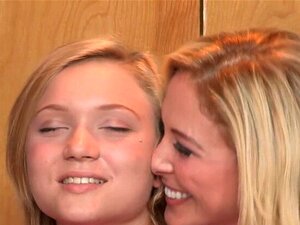 Trío Cachondo Y Sucio. Mi Querida Cautivadora Y Mamá Madura Comparten Una Verga Dura