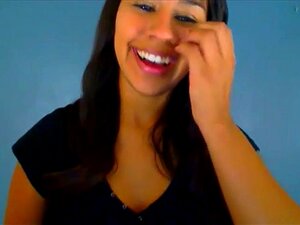 Ervaar Het Ultieme Genot Terwijl Een Dominicaanse Verleidster Speelt Met Haar Strakke Kontje. Kijk Hoe Ze Wild Wordt En Haar Grenzen Verkent Op De Webcam Terwijl Je Geniet Van De Erotische Show. Deze Babe Met Een Grote Kont Weet Hoe Ze Je Om Haar Vinger K