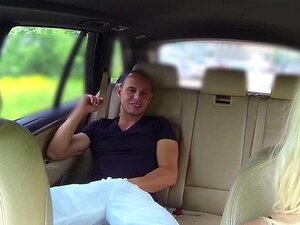 Blonde Taxichauffeur Vroeg Klant Om Neukpartij