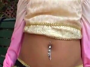 Индијски изглед вруће јебан. Кажем Индијски гледајући у случају да добијем гомилу тужних људи који кажу да није Индијка