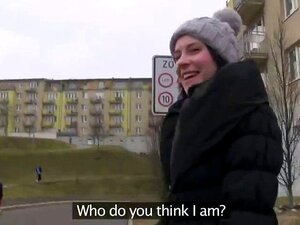 Brunette Panee Mustien Sukkahousujen Läpi Ulkona. Brunette Pornotähti Leony April Pyytää Tuntematonta Kadulla Panemaan Häntä Rahasta Ja Kun Hän Hyväksyy, Hän Saa Suihinoton Ja Panon Metsässä