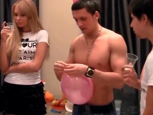 Petite Slanke Verse Brunettes En Blonde Sletjes Katarina, Lindsey En Natalie Met Strakke Sexy Lichamen En Mooie Gezichten In Sletterige Opwindende Outfits Drinken, Worden Stout Op Een Verjaardagsfeestje