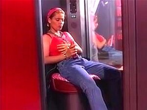 Svježa Cura Prstima Istražuje Svoju Ukusnu Mokru Pičku., Prekrasna Svježa Cura Izgleda Nevjerojatno Dok širi Svoje Seksi Noge I Prstima Istražuje Svoju UkusNU Mokru Pičku