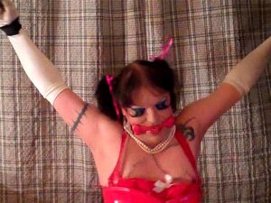 Descoberta De Auto-bondage Da Empregada Transexual