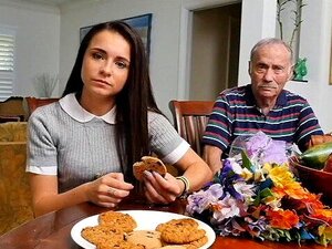 Геријатријски мушкарци иду у град на провокативном спиннеру