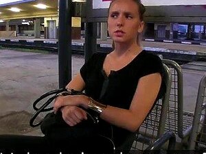 PublicAgent Плавуша прима га отпозади у јавности